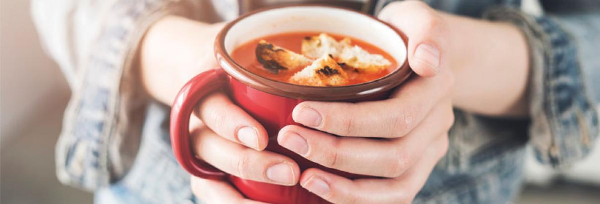 Rezept: Mit dem herzhaften Fresubin 2 KCAL Drink in der Geschmacksrichtung Tomate-Karotte eine nährstoffreiche Tassensuppe zubereiten.