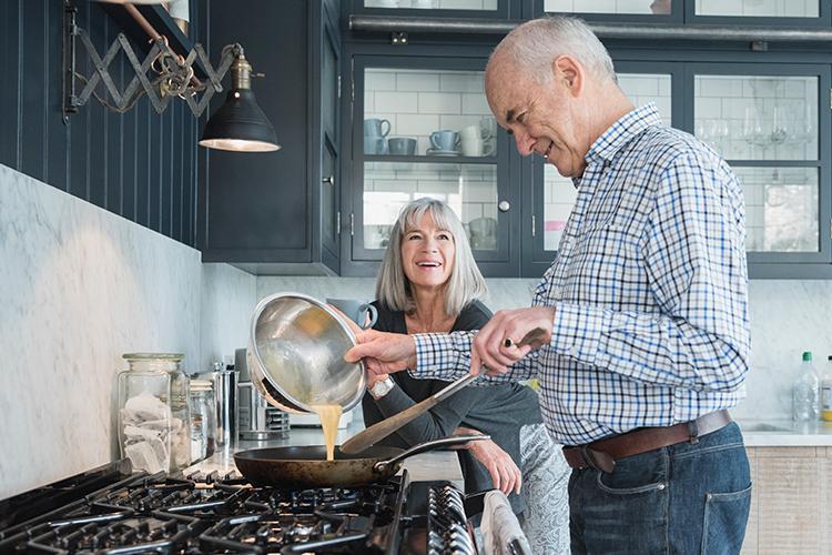 Ehepaar in der Küche beim Kochen - verlinkt zu Ernährung bei Kurzdarmsyndrom 