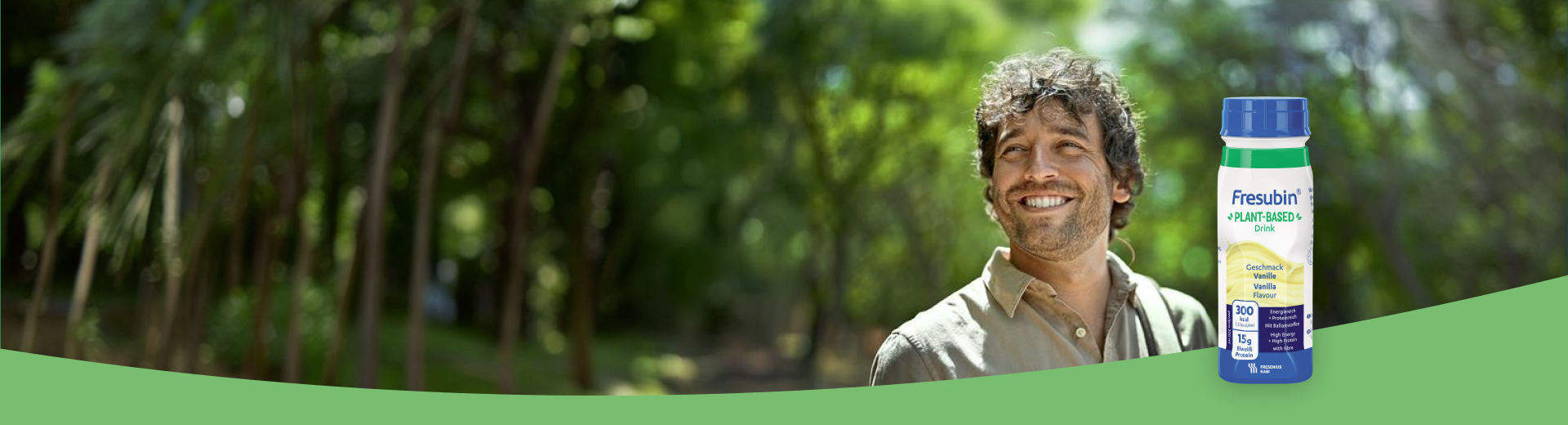 Un jeune homme sourit au soleil, sachant que ses besoins nutritionnels sont couverts par la gamme « Plant-Based » de Fresubin, qui comprend notamment une boisson « Plant-Based » à la vanille et une alimentation par sonde « Plant-Based » conditionnée dans un EasyBag. 