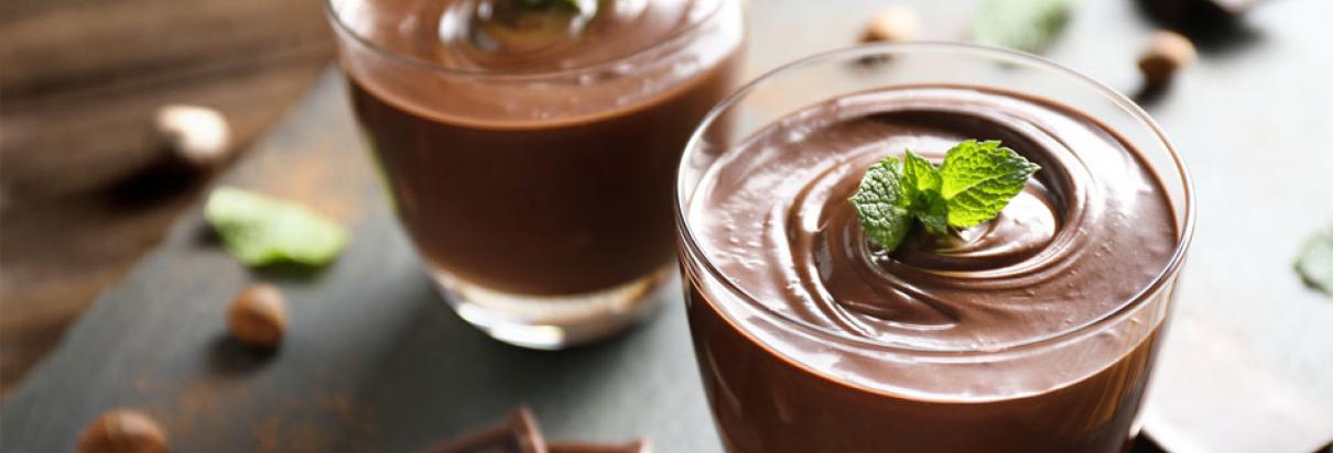 Rezept: Mit dem Fresubin ENERGY FIBRE Drink in der Geschmacksrichtung Schokolade einen kalorienreichen Schokoladenpudding zubereiten.