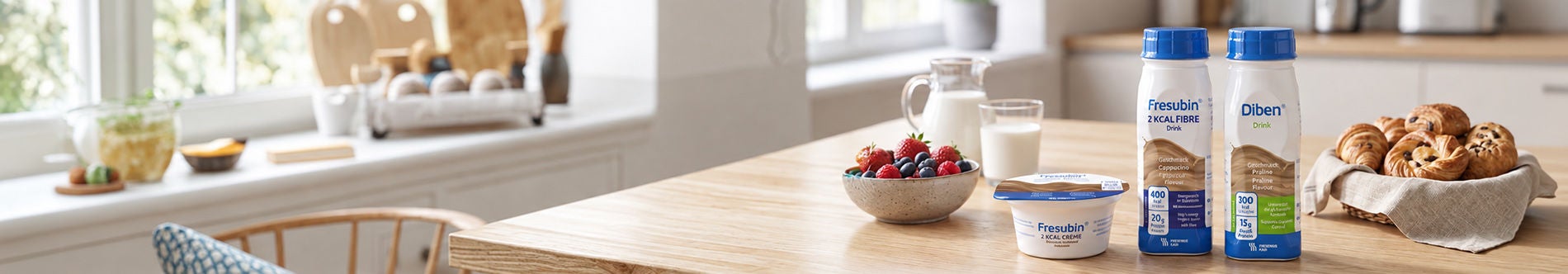 La crema Fresubin de 2 kcal, la bebida Fresubin de 2 kcal con fibra y la bebida espesada de nivel 2 se muestran junto a alimentos para el desayuno, ya que pueden consumirse como parte de una dieta más amplia para satisfacer diversas necesidades nutricionales. 