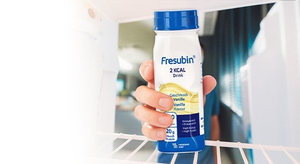 ranka ima Fresubin buteliuką iš šaldytuvo