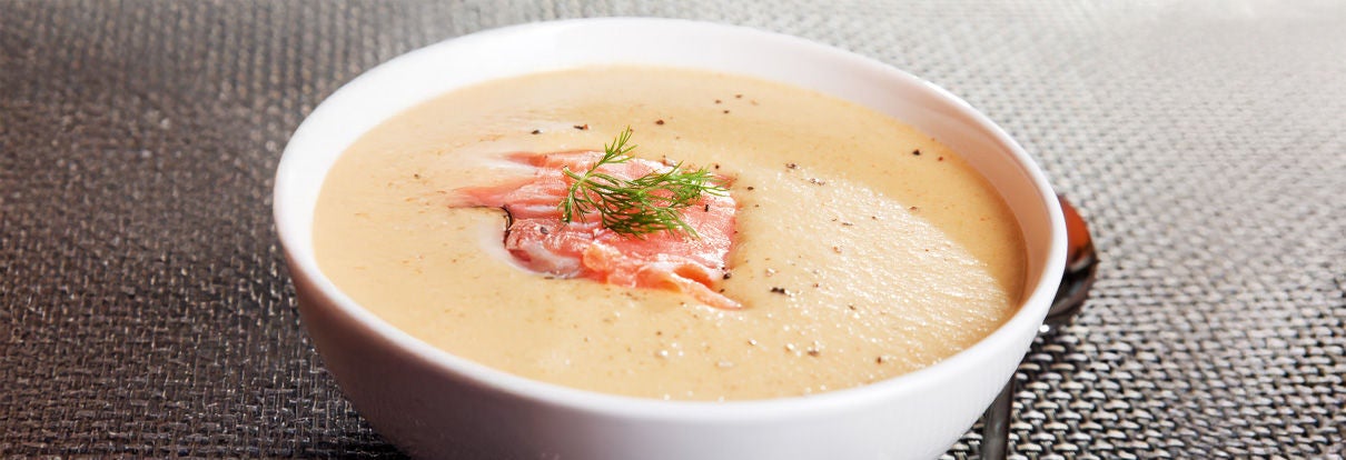 Rezept: Mit dem Fresubin 2 KCAL Drink mit Spargel-Geschmack eine nährstoffreiche Spargelsuppe mit Lachs kochen.