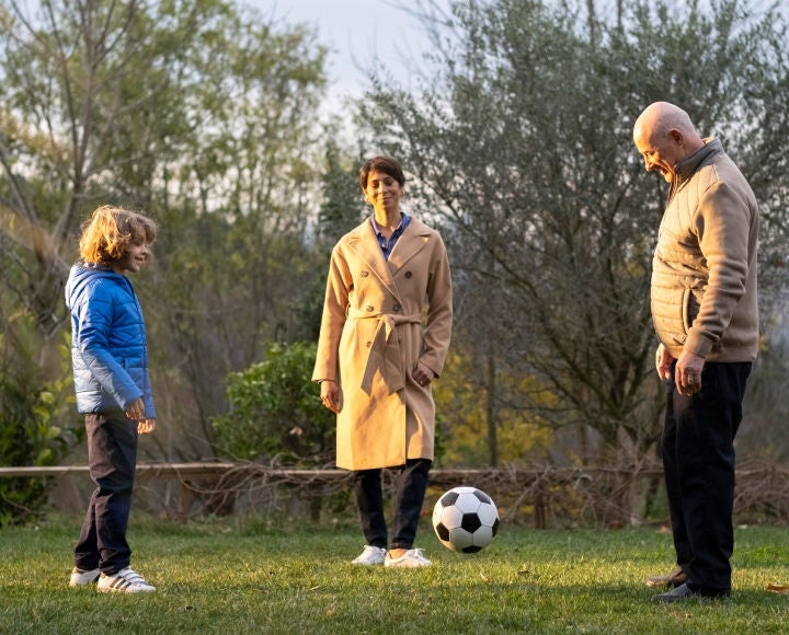 Un abuelo puede disfrutar de jugar al fútbol con una mujer y un niño gracias al apoyo nutricional de Fresubin.  