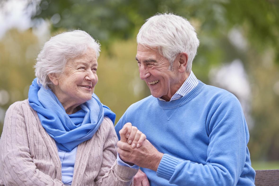 Un couple âgé rit ensemble