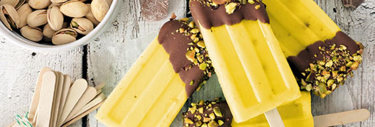 Rezept: Mit dem Fresubin 3.2 KCAL Drink mit Vanille-Karamell-Geschmack erfrischendes Bananen-Eis am Stiel zubereiten.