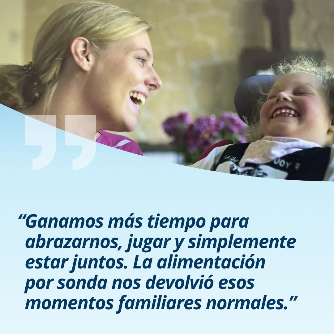 Gracias al apoyo nutricional Frebini de Fresubin, la familia de Leni afirma: «Pudimos disfrutar de más tiempo para abrazarnos, jugar y simplemente estar juntos. La alimentación por sonda nos devolvió esos momentos familiares normales». 