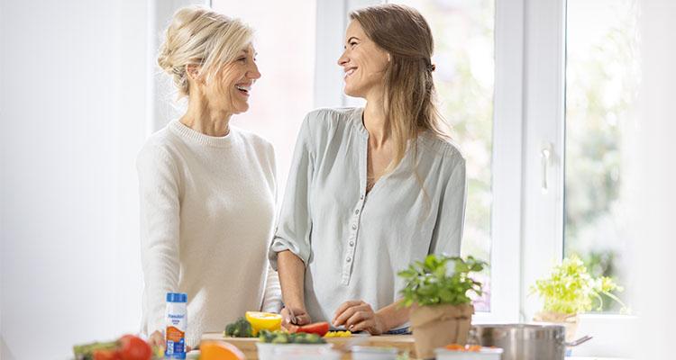 Patientin und Tochter kochen gemeinsam mit der Fresubin Trinknahrung.