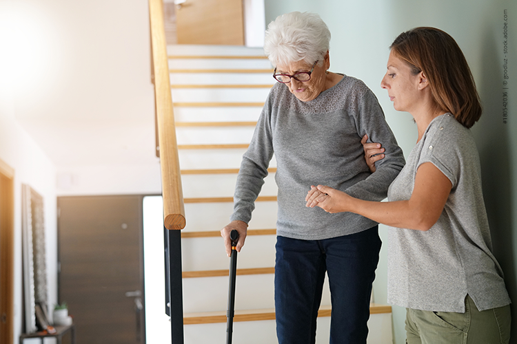Eine Pflegerin hilft einer älteren Patientin die Treppe hinunterzugehen - verlinkt zu Sarkopenie 