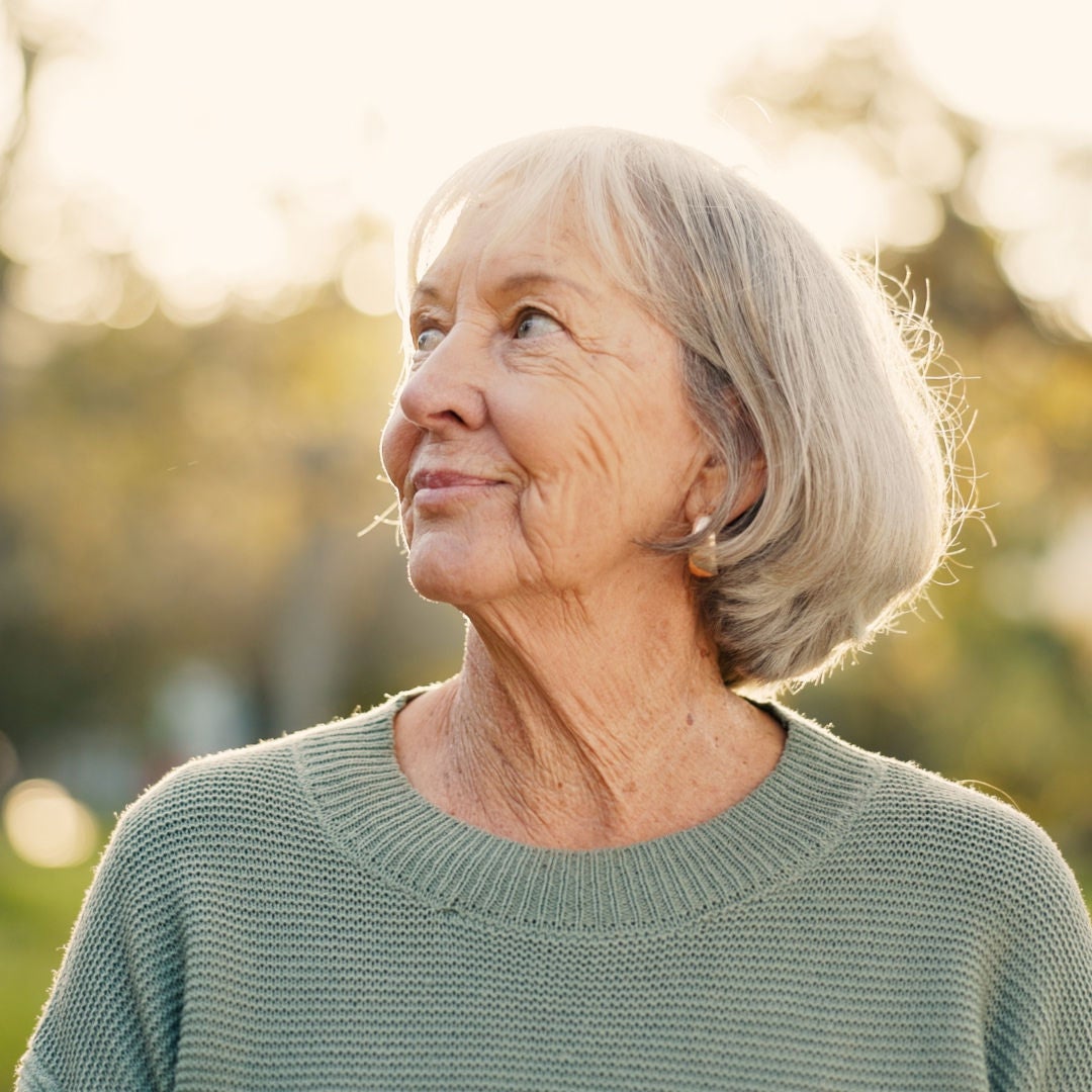 Una mujer disfruta de la bebida Diben de Fresubin con sabor a frutos del bosque para satisfacer sus necesidades nutricionales y controlar su diabetes. 