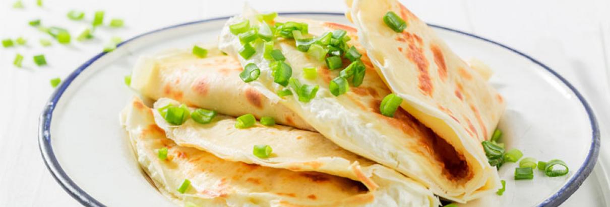 Rezept: Mit dem Fresubin 2 KCAL Drink in neutraler Geschmacksrichtung nährstoffreiche Käse-Lauch-Pfannkuchen kochen.