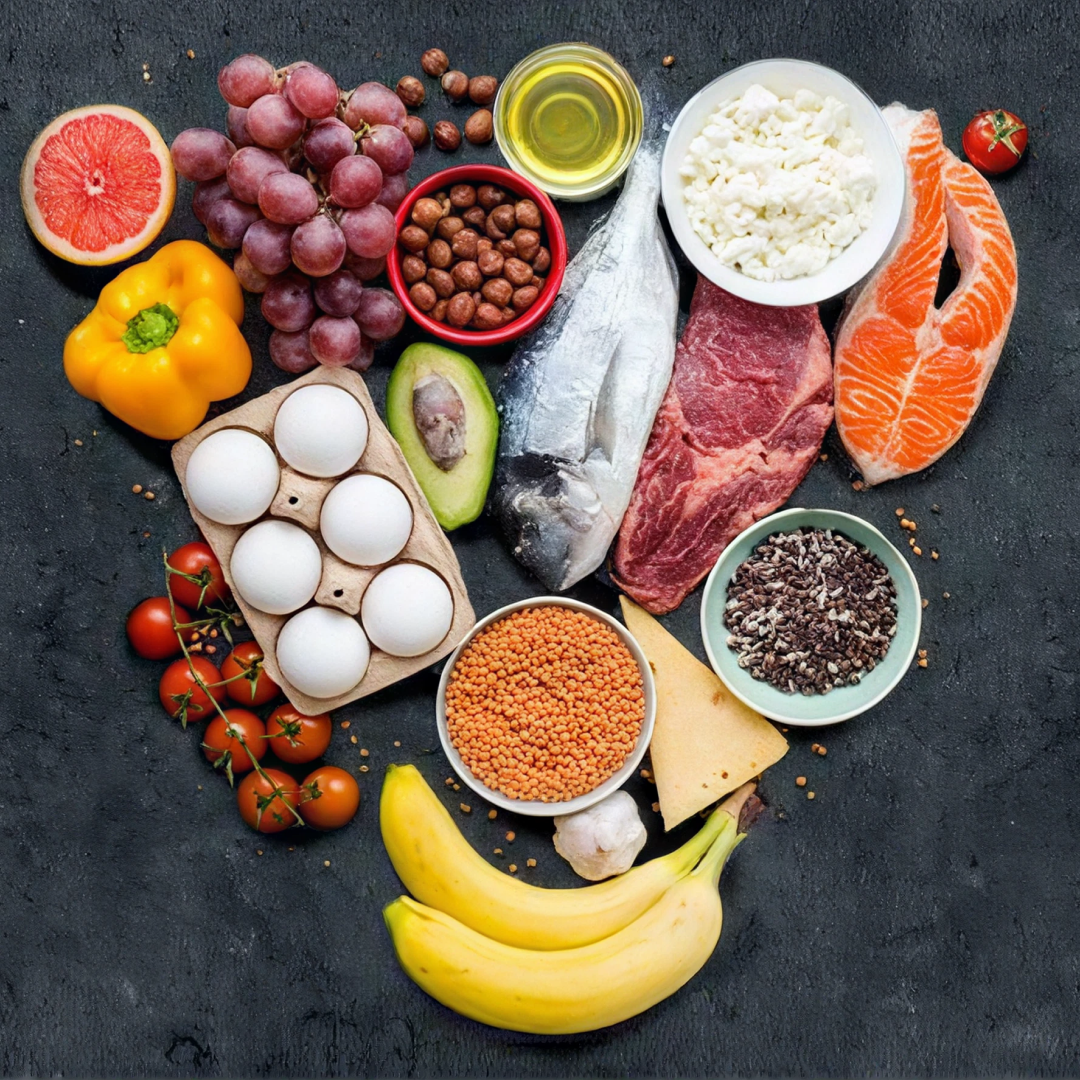 Verschillende voedingsmiddelen, waaronder fruit, groenten, eieren, vis, vlees, kaas, peulvruchten en olie, uitgestald op een donkere achtergrond.