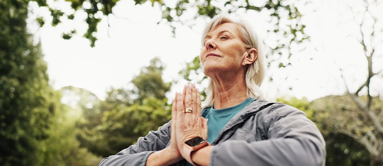 rankas sudėjusi moteris