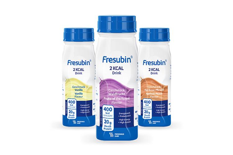 Fresubin Trinknahrung: Fresubin 2 KCAL Drink in den Geschmacksrichtungen Waldfrucht, Aprikose-Pfirsich und Vanille - verlinkt zu HCP Trinknahrung 