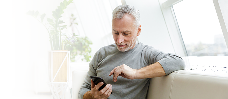 vyras naršo telefone