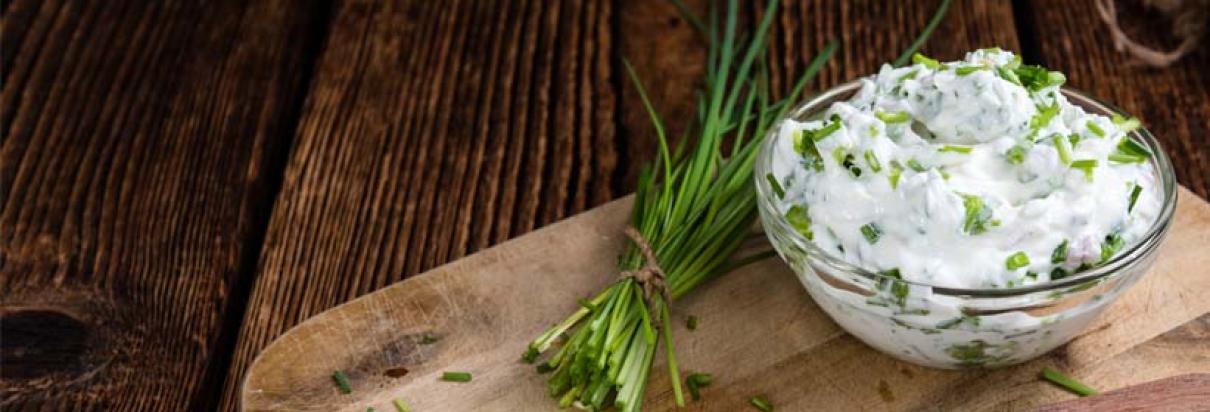 Rezept: Mit dem Fresubin 2 KCAL Drink in neutraler Geschmacksrichtung einen kalorienreichen Kräuterquark-Dip zubereiten.