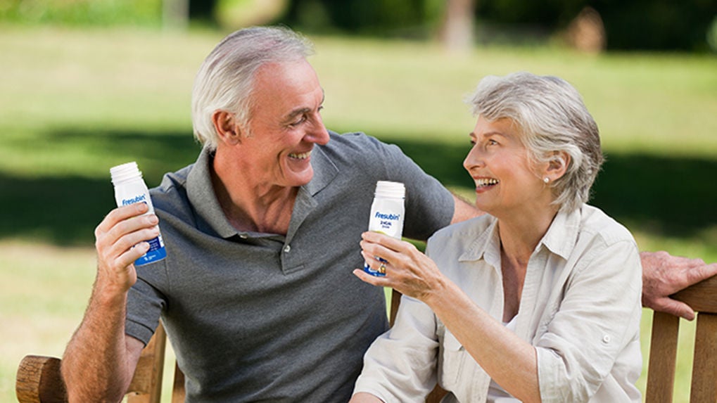 Senjorai parke geria Fresubin gėrimus