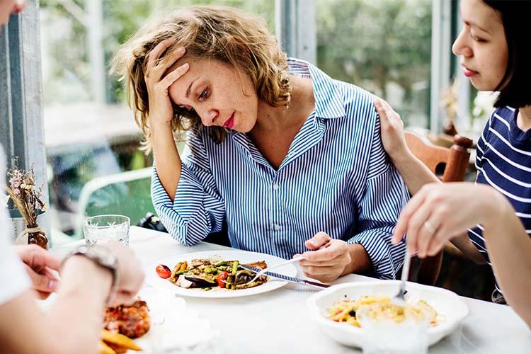 Frau mit Appetitlosigkeit am Esstisch - verlinkt zu Appetitlosigkeit