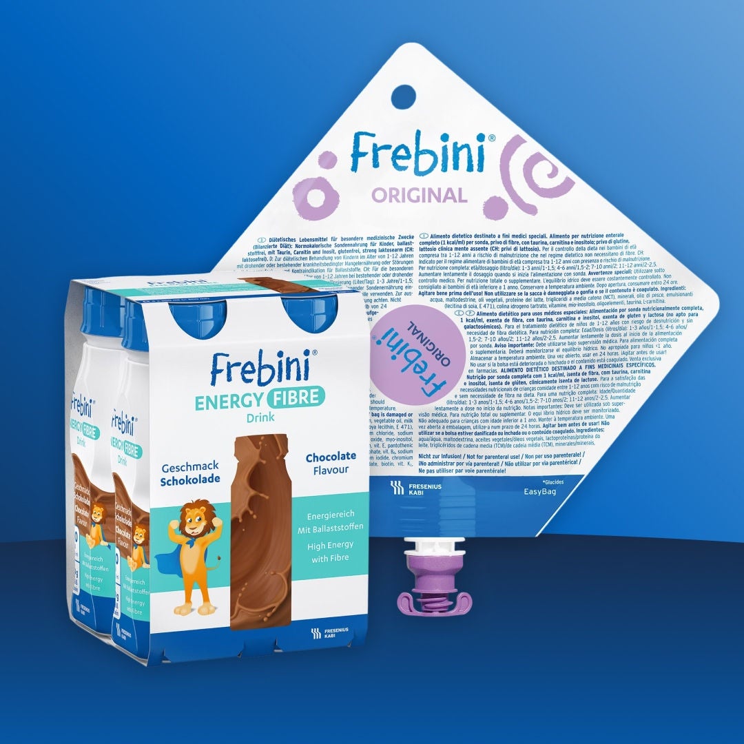 La línea Freibini de Fresubin está diseñada específicamente para niños y se ofrece en diversos formatos y sabores, entre los que se incluyen el producto para alimentación por sonda Frebini ORIGINAL y la bebida Frebini ENERGY FIBRE con sabor a chocolate. 