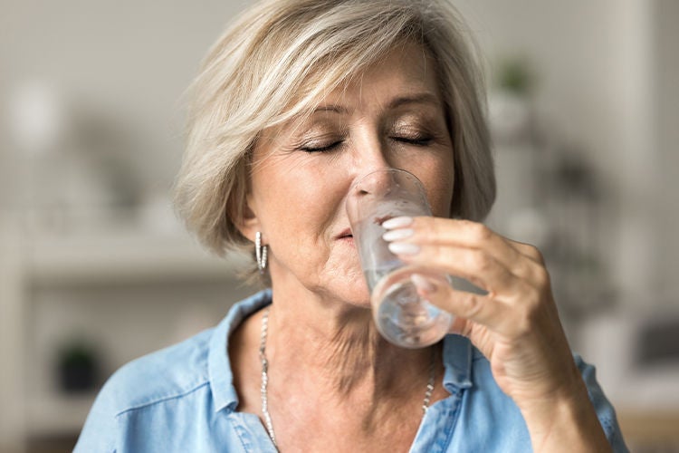 moteris geria iš stiklinės