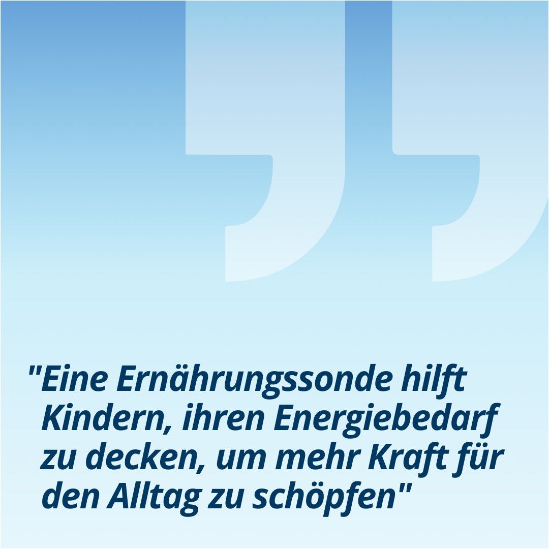 Ein Zitat von Fresubin, das lautet: „Eine Ernährungssonde hilft Kindern, ihren Energiebedarf zu decken, damit sie mehr Dinge tun können, die ihnen Spaß machen.“ 