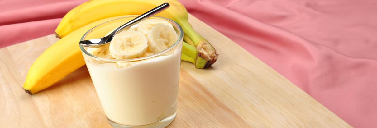 Rezept: Mit dem Fresubin ENERGY Drink mit Vanille-Geschmack einen proteinreichen Bananenjoghurt zubereiten.