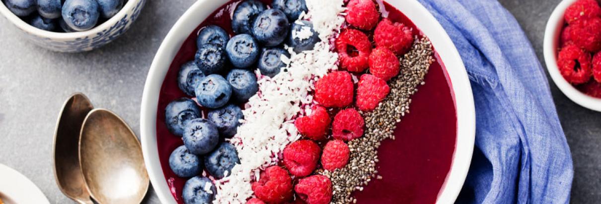 Rezept: Mit dem Fresubin ENERGY Drink mit Waldfrucht-Geschmack eine schnelle Bowl zum Frühstück machen.