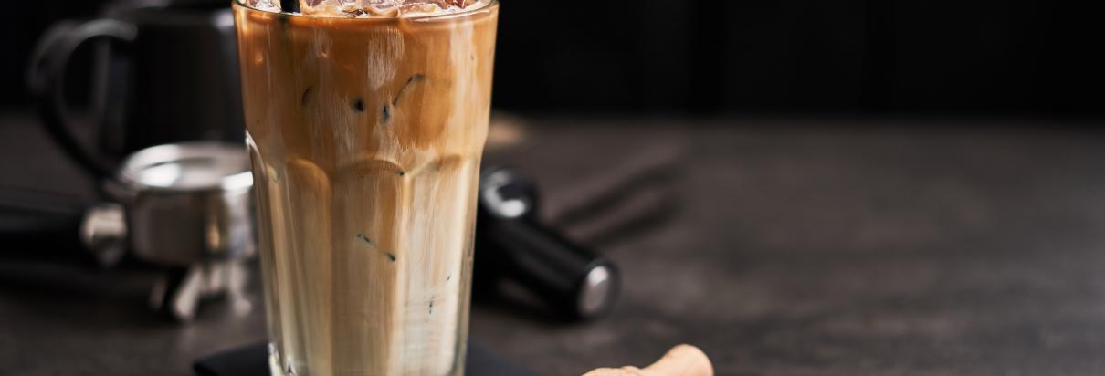 Frozen Cappuccino mit Eiswürfel und Strohhalm