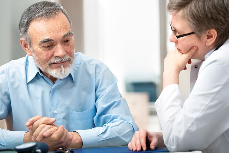 Patient und Arzt bei einer Besprechung - verlinkt zu Bauchspeicheldrüsen-Funktionsstörung 