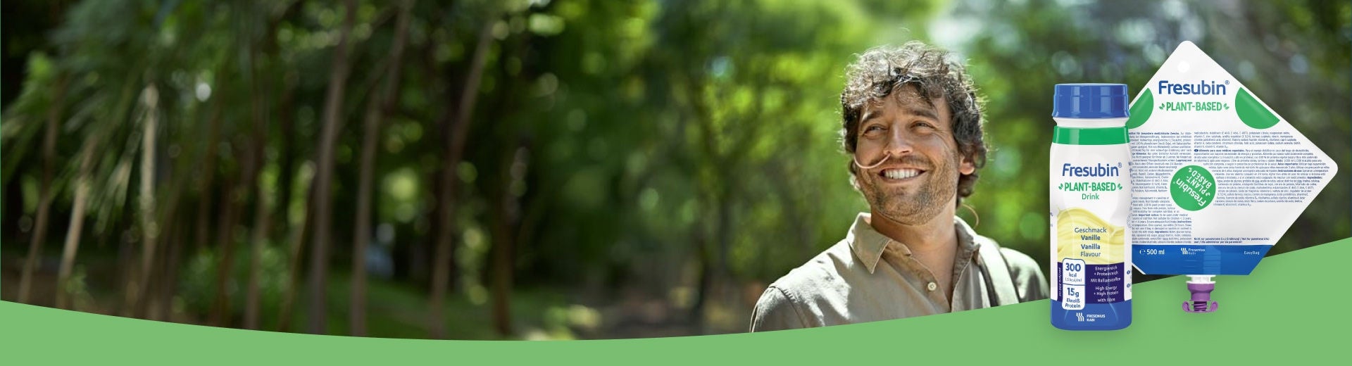 Een jongeman met een voedsingssonde in de neus die lacht in een groene natuurlijke omgeving, daarnaast het Fresubin Plant-Based assortiment