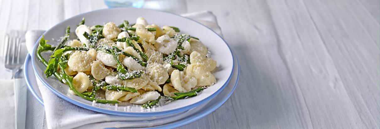 Rezept: Mit dem Fresubin 2 KCAL Drink mit Spargel-Geschmack einen nährstoffreichen italienischen Spargel-Pasta-Salat zubereiten.
