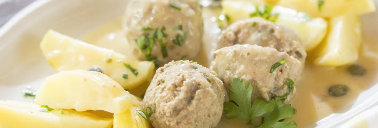  Königsberger Klopse mit Kartoffeln und Petersilie angerichtet