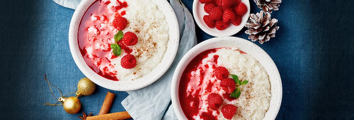 Oppskrift - riskrem med bringebaersaus - med Fresubin 2 kcal Drink Skogsbaer - Photo Shutterstock