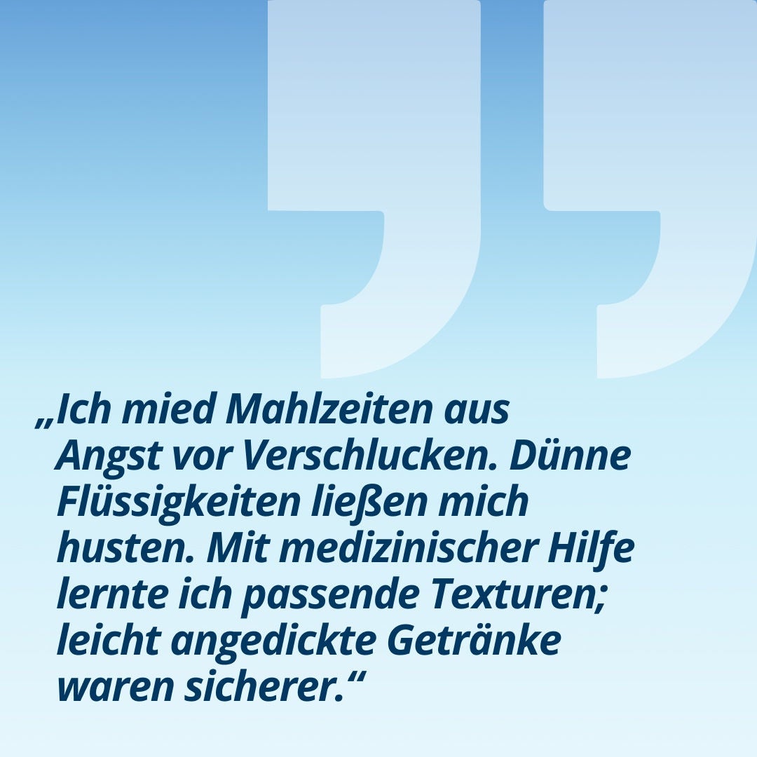 Eine lächelnde Frau, die ein Glas mit einem hellgrünen Getränk in der Hand hält, erklärt: „Ich habe Mahlzeiten gemieden, weil ich Angst hatte, mich zu verschlucken. Dünnflüssige Getränke lösten bei mir Husten aus. Mit Unterstützung des Gesundheitspersonals habe ich gelernt, welche Konsistenzen für mich geeignet sind – leicht verdickte Getränke waren sicherer.“ 