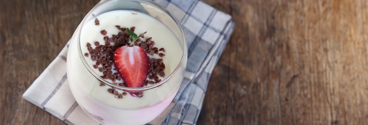 Rezept: Mit dem Frebini ENERGY Drink mit Erdbeer-Geschmack einen kindergerechten süßen Erdbeerpudding zubereiten.
