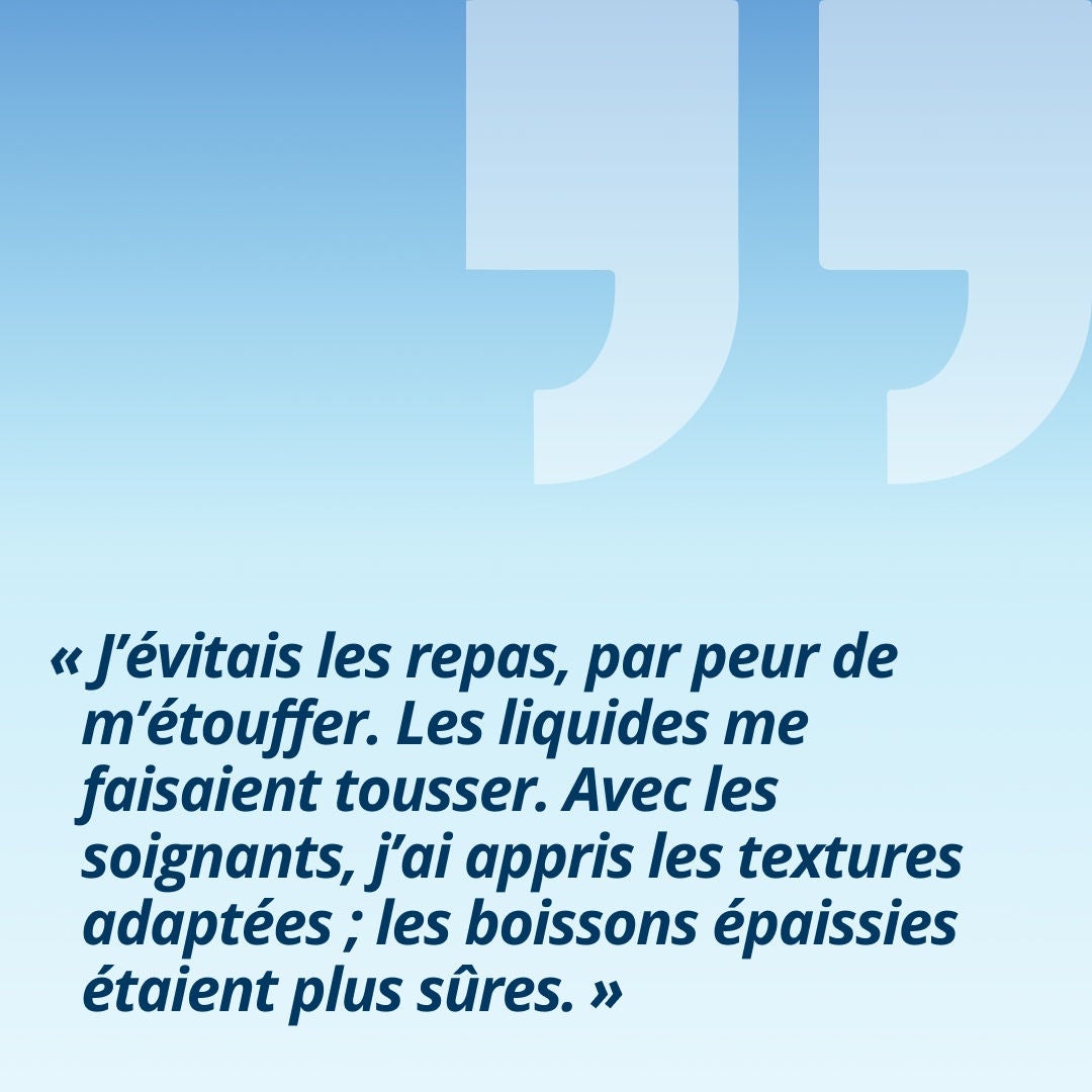 Une femme souriante, tenant un verre contenant une boisson vert clair, explique : « J'évitais de manger parce que j'avais peur de m'étouffer. Les liquides très fluides me faisaient tousser. Grâce à l'accompagnement médical, j'ai appris quelles textures me convenaient le mieux : les boissons légèrement épaissies étaient plus sûres. » 