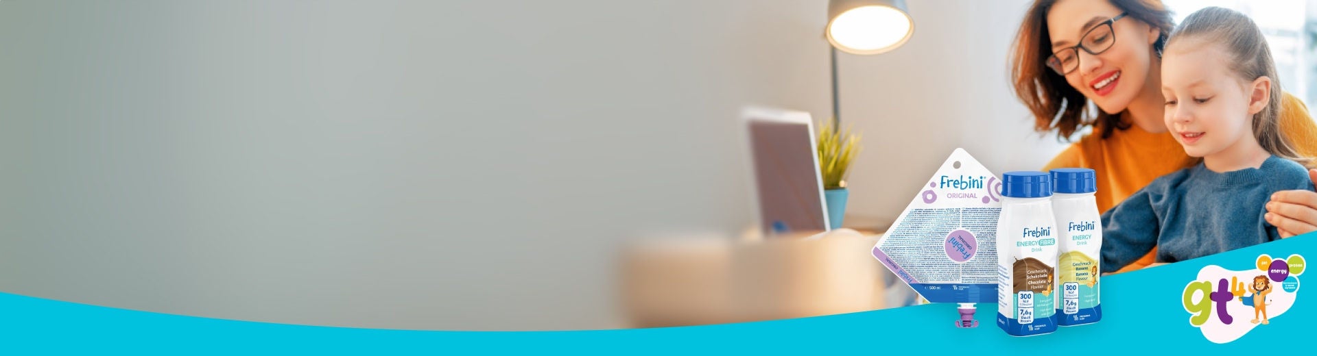 La sonda de alimentación «Frebini ORIGINAL» de Fresubin, la bebida «Frebini ENERGY FIBRE» con sabor a chocolate y la bebida «Frebini ENERGY» con sabor a plátano, con una mujer sonriente y una niña dibujando juntas al fondo 