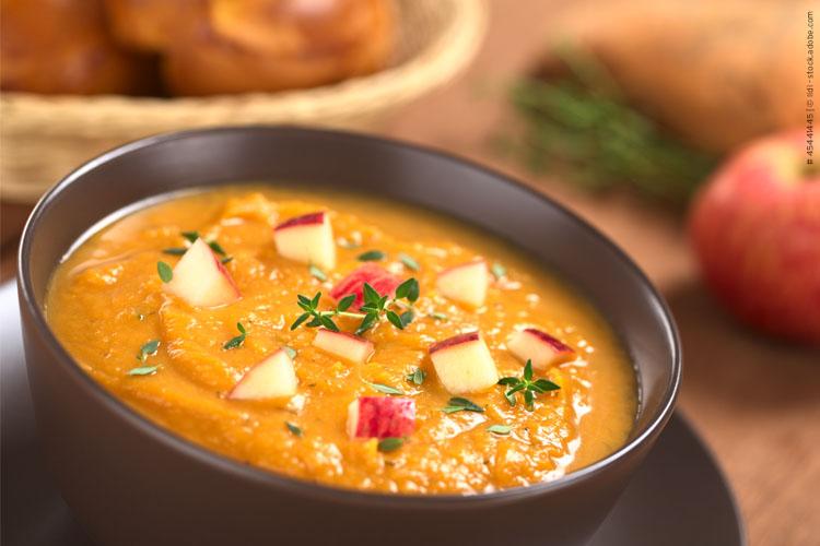 Vegane Fresubin Apfel-Möhren-Suppe