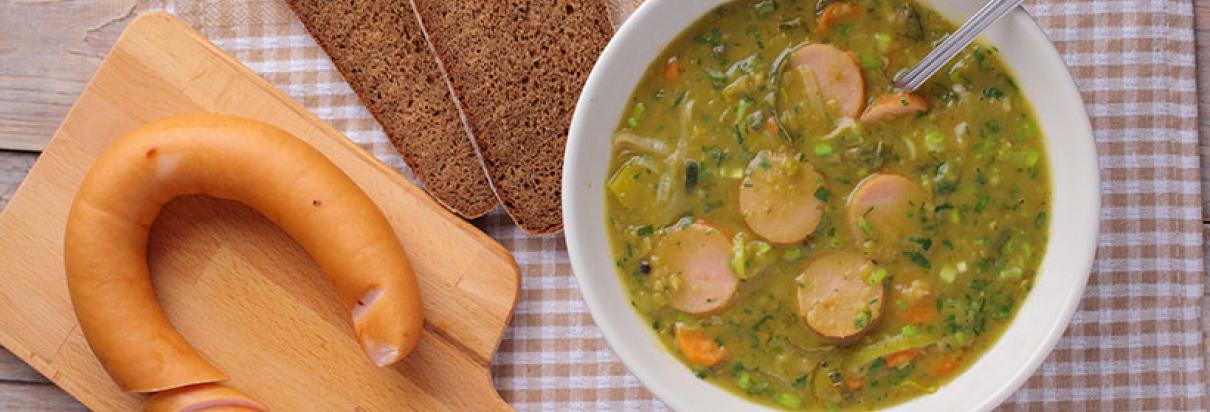 Rezept: Mit dem Fresubin 2 KCAL Drink in neutraler Geschmacksrichtung eine nährstoffreiche Erbsensuppe kochen.