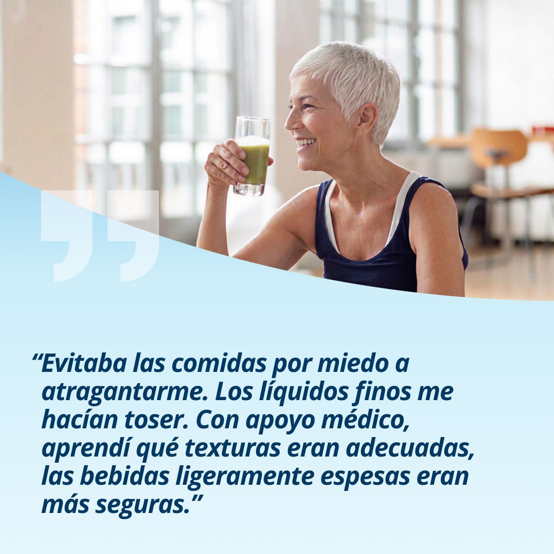 Una mujer sonriente que sostiene un vaso con una bebida de color verde claro explica: «Dejé de comer porque me preocupaba atragantarme. Los líquidos muy fluidos me hacían toser. Con el apoyo del equipo de salud, aprendí qué texturas eran adecuadas para mí; las bebidas ligeramente espesas resultaban más seguras». 