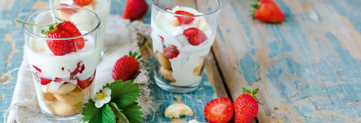 Rezept: Mit dem Fresubin 3.2 KCAL Drink mit Vanille-Karamell-Geschmack ein nährstoffreiches Erdbeer-Tiramisu zubereiten.