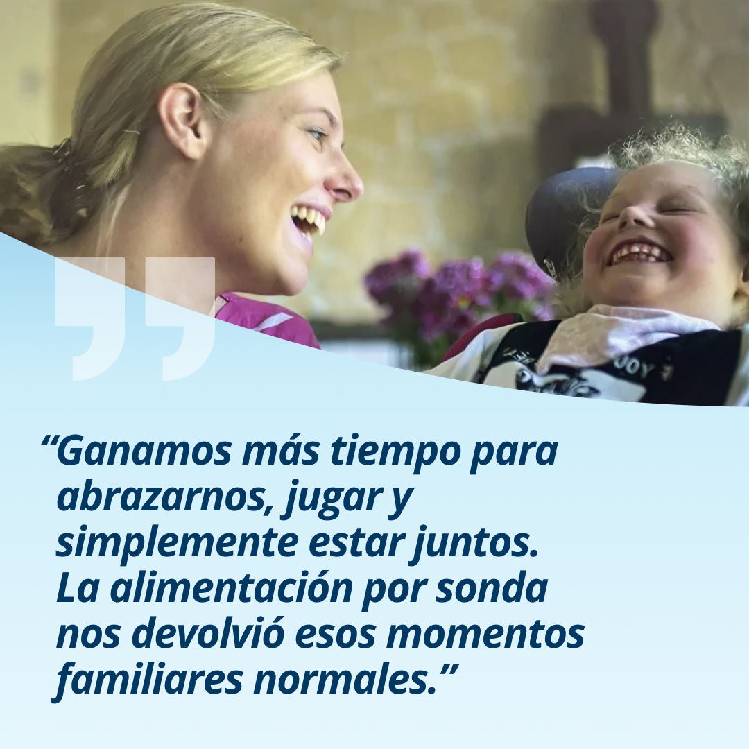 Gracias al apoyo nutricional Frebini de Fresubin, la familia de Leni afirma: «Pudimos disfrutar de más tiempo para abrazarnos, jugar y simplemente estar juntos. La alimentación por sonda nos devolvió esos momentos familiares normales». 