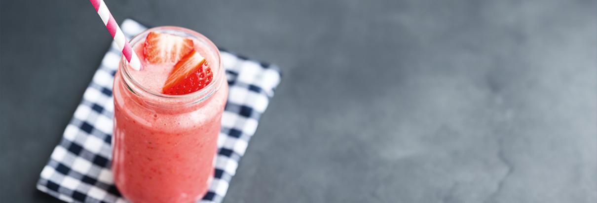 Rezept: Mit dem Fresubin ENERGY Drink mit Erdbeer-Geschmack einen kalorienreichen Erdbeer-Zitronen-Shake zubereiten.