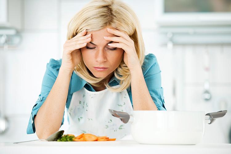 Patientin, die sich aufgrund ihrer Beschwerden unwohl fühlt - verlinkt zu Ernährung bei Morbus Crohn