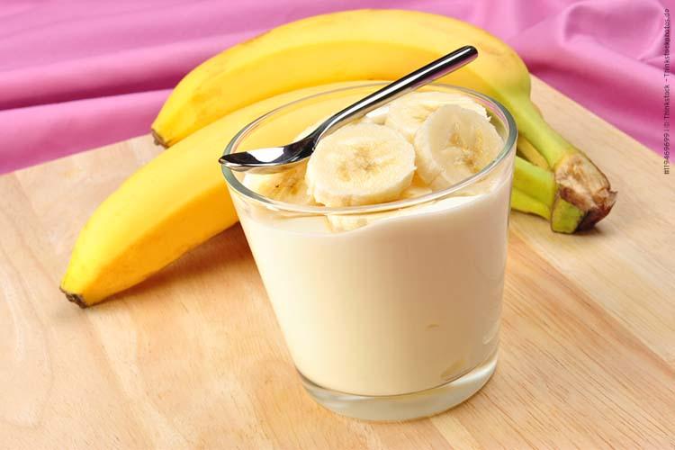Zubereitung des Bananenjoghurts mit Fresubin Trinknahrung