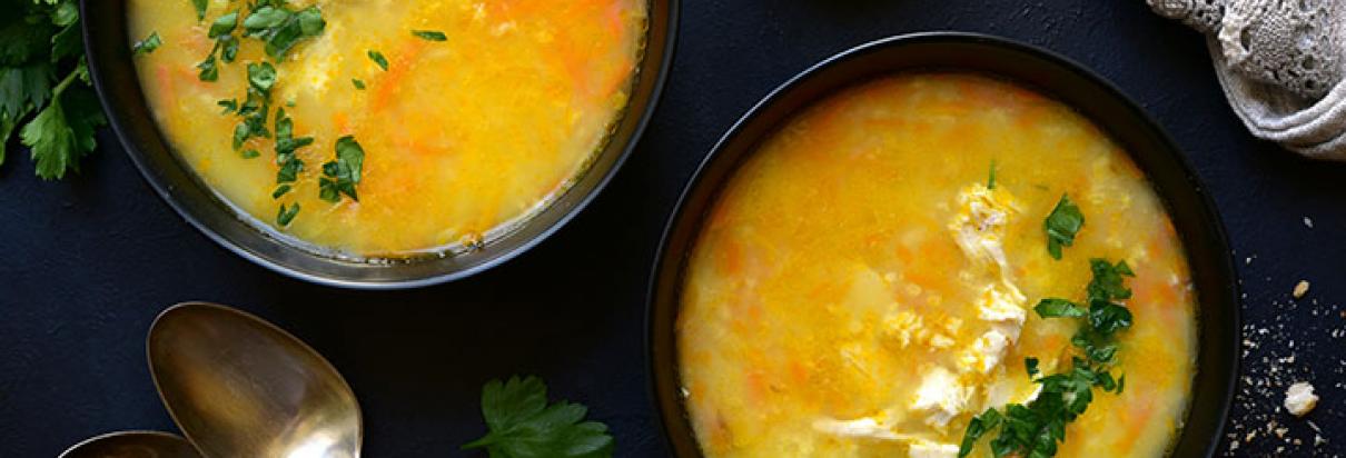 Geflügelsuppe in zwei Suppenschalen mit Petersilie