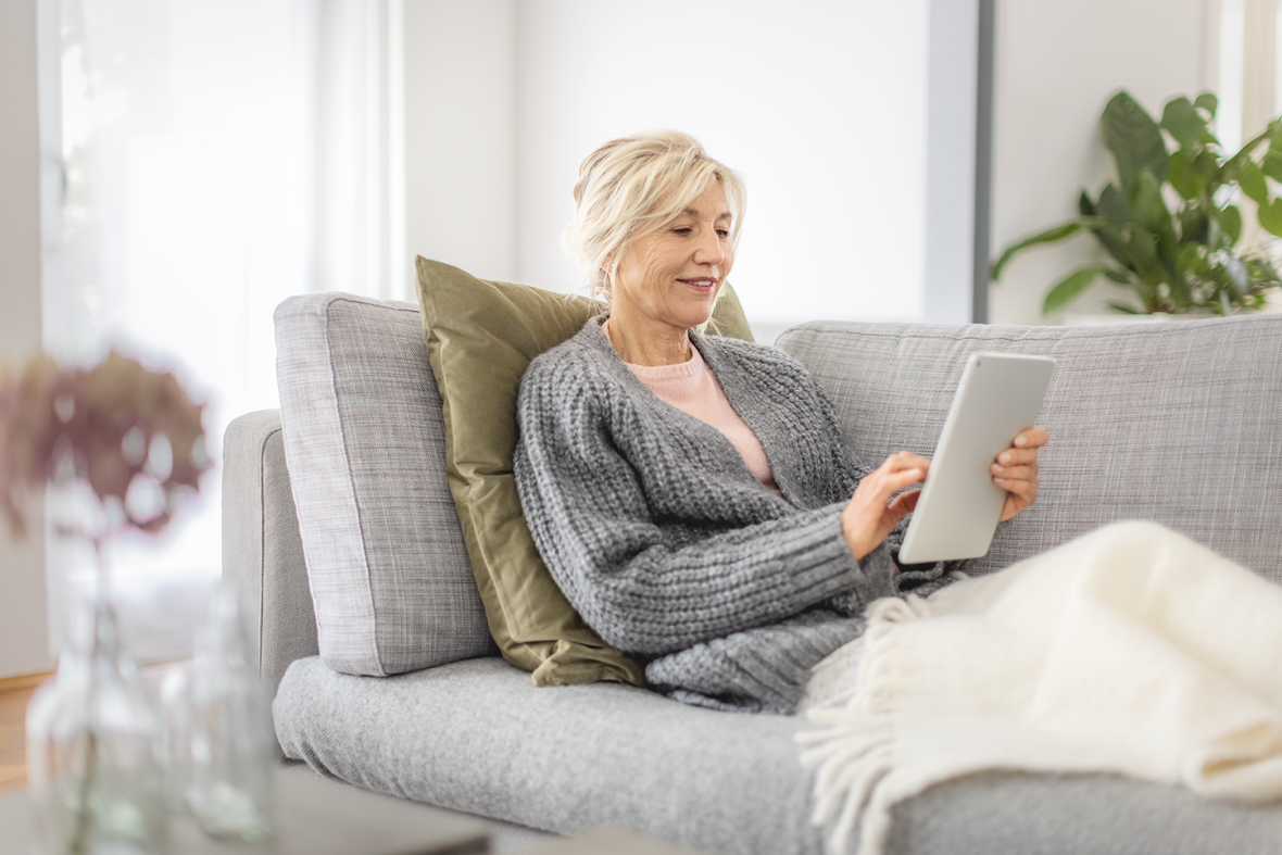 Eine Patientin informiert sich online über ein Tablet über das Thema Mangelernährung.