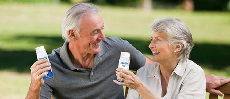 žmonės važiuoja dviračiu užmiestyje