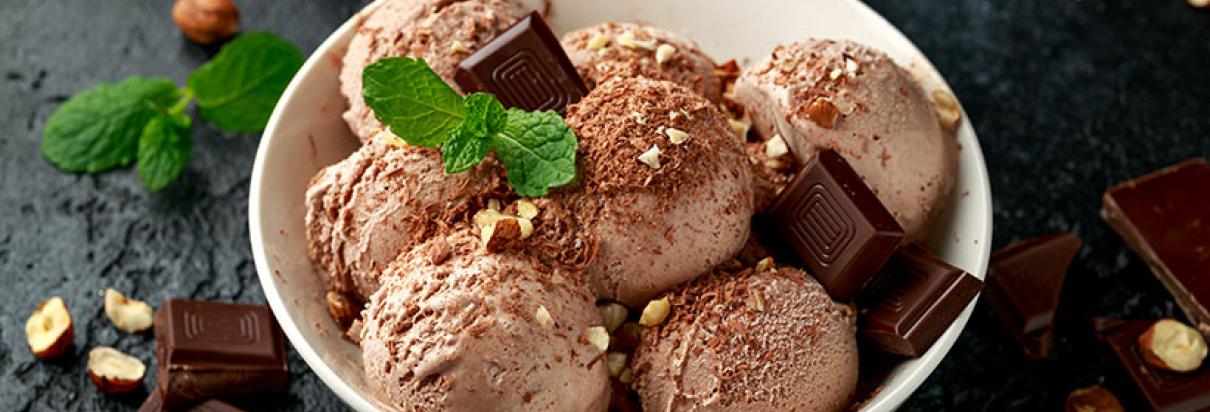 Rezept: Mit dem Fresubin 3.2 KCAL Drink mit Haselnuss-Geschmack ein kalorienreiches Schoko-Chip Eis zubereiten.