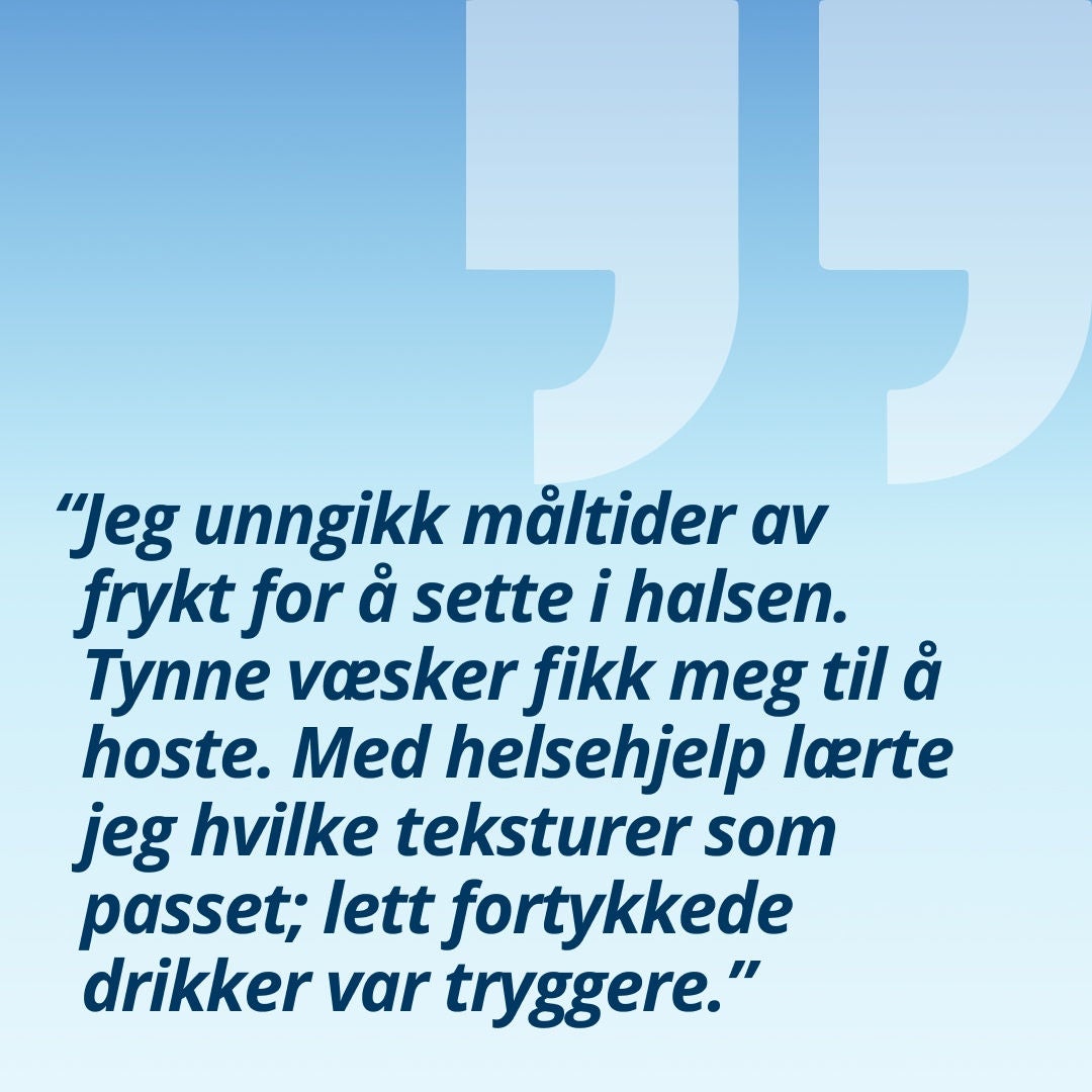 En smilende kvinne som holder et glass med en lysegrønn drikk, forklarer: «Jeg unngikk måltider fordi jeg var redd for å sette maten i halsen. Tynne væsker fikk meg til å hoste. Med hjelp fra helsepersonell lærte jeg hvilke konsistenser som passet for meg – drikker med litt tykkere konsistens var tryggere.» 